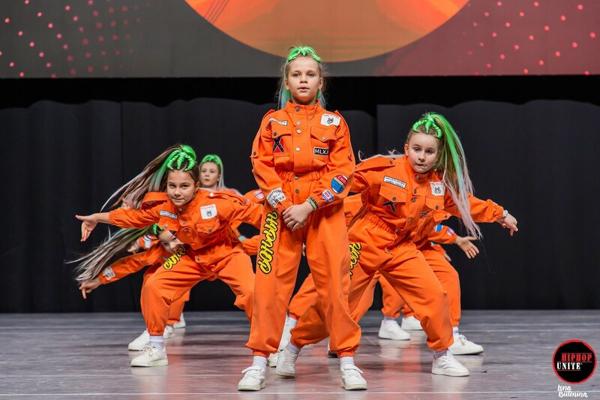 Uni dance, Кола